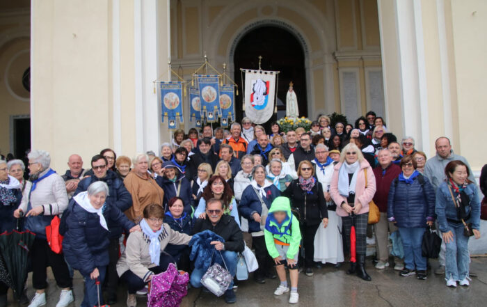 Una foto di gruppo dei partecipanti all'evento mariano